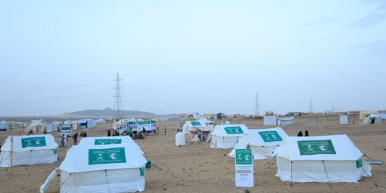 توزيع خيام وحقائب إيوائية للمتضررين من الأمطار والرياح بمأرب