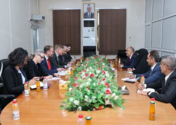 وزير المالية يبحث في عدن مع المبعوث الأممي تحديات الوضع الاقتصادي