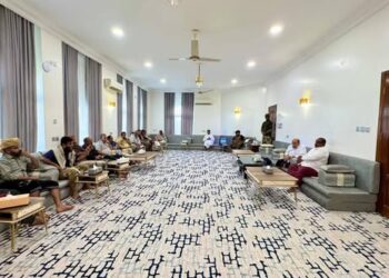 محافظ حضرموت   يلتقي أهالي ضحايا حادث مسجد الزيار بيبعث