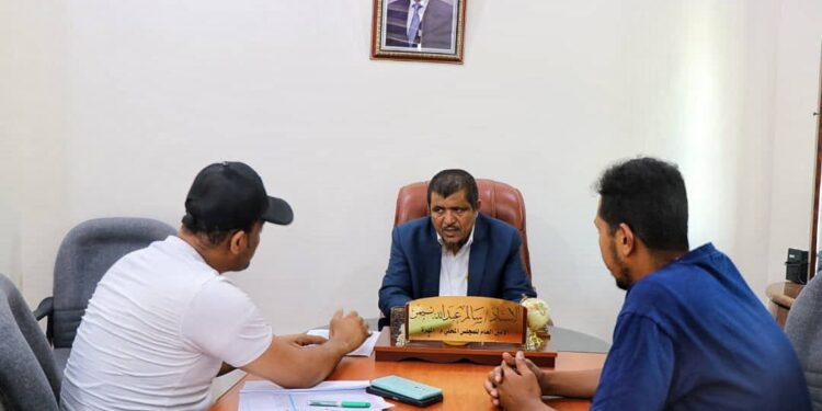 امين المهرة يناقش آلية عمل وحدة علاج الأورام بمستشفى الغيضة المركزي