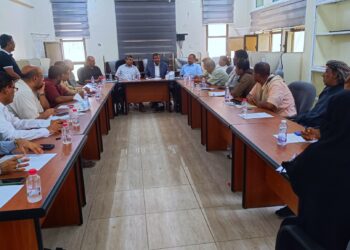 أمين   المهرة  يناقش  استقرار العام الدراسي ومستحقات المعلمين