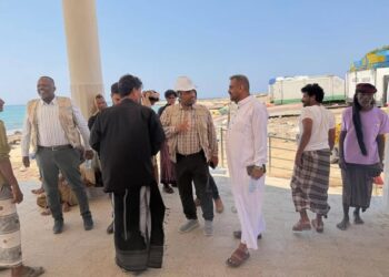 وفد الفاو ينفذ زيارة ميدانية لمتابعة مشروع إعادة تأهيل مراكز الإنزال السمكي في حوف