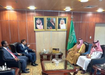 محافظ المهرة يبحث مع السفير السعودي الترتيب لافتتاح مدينة الملك سلمان الطبية