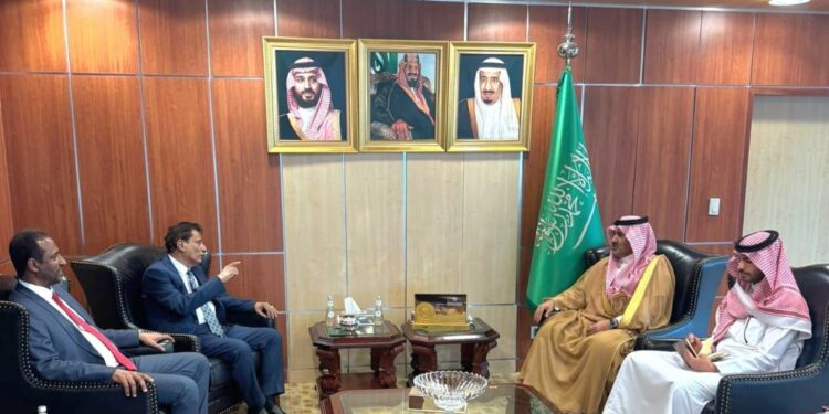 محافظ المهرة يبحث مع السفير السعودي الترتيب لافتتاح مدينة الملك سلمان الطبية