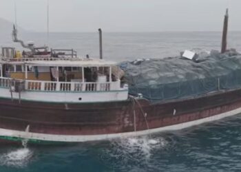 تفريغ حمولة سفينة مهددة بالغرق بميناء سقطرى