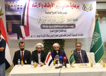 وزير الأوقاف  ويحث على الانضباط والالتزام بمهامهم في خدمة الحجاج