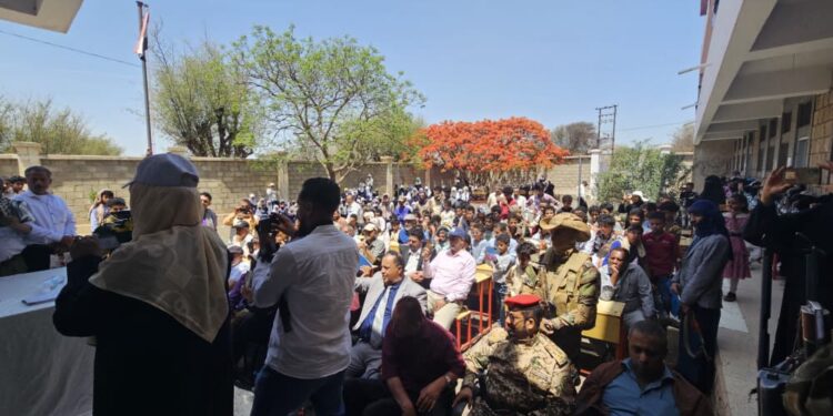 تكريم 117 متطوعا بالتعليم في  مديريه الشيماتين بتعز