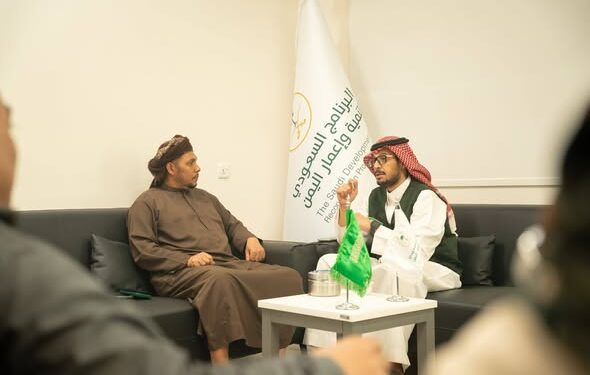 محافظ  سقطرى يناقش مع البرنامج السعودي جهود دعم الخدمات
