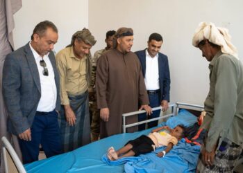 محافظ سقطرى يطلع على مستوى الخدمات الطبية المقدمة للمرضى في مستشفى خليفة