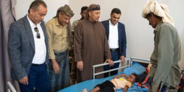 محافظ سقطرى يطلع على مستوى الخدمات الطبية المقدمة للمرضى في مستشفى خليفة