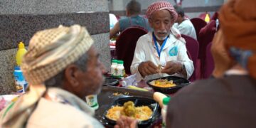البعثة اليمنية تدشن إعاشة الحجاج بالأراضي المقدسة وتكثف الرقابة على المطابخ المتعهدة