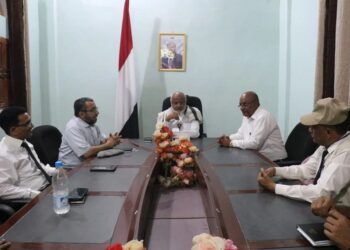 محافظ الحديدة يناقش تعزيز خدمات العيادات الطبية الطارئة