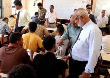 محافظ الحديدة يدشن امتحانات الفصل الدراسي الثاني بجامعة الحديدة