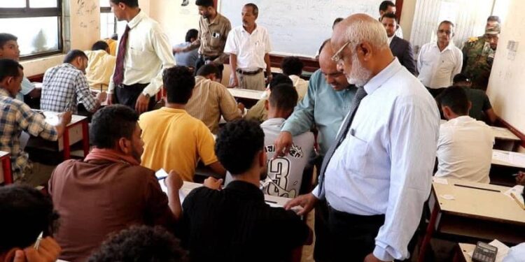محافظ الحديدة يدشن امتحانات الفصل الدراسي الثاني بجامعة الحديدة