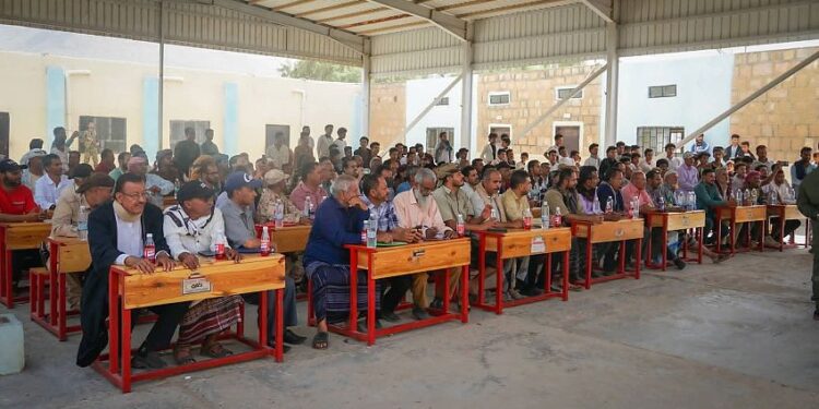 محافظ الضالع يزور مديرية الحصين ويلتقي بالمشايخ والوجهاء