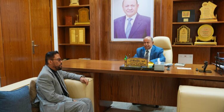 الخنبشي يناقش ترتيبات موسم البلدة السياحي في المكلا