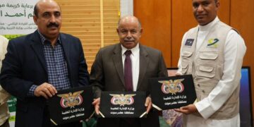 الخنبشي يطّلع على نشاط مكتب الصناعة والتجارة ويرعى اتفاقية لتنفيذ مشروعين تعليميين حضرموت