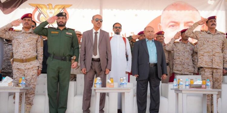 الخنبشي يرأس اجتماعاً عسكرياً وأمنياً مشتركاً ويشهد استعراضاً لقوات المنطقة الأولى ودرع الوطن