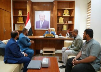 الخنبشي يناقش مشاريع الطرق والخدمات والرقابة التموينية في عدد من مديريات حضرموت