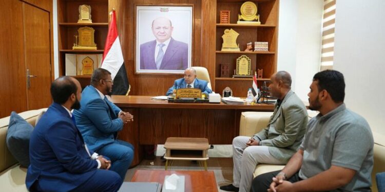 الخنبشي يناقش مشاريع الطرق والخدمات والرقابة التموينية في عدد من مديريات حضرموت