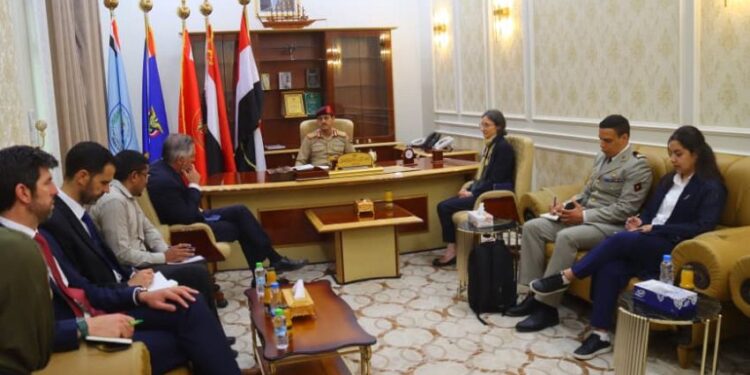 وزير الدفاع يلتقي رئيس بعثة الاتحاد الاوروبي وسفيرة فرنسا لدى اليمن