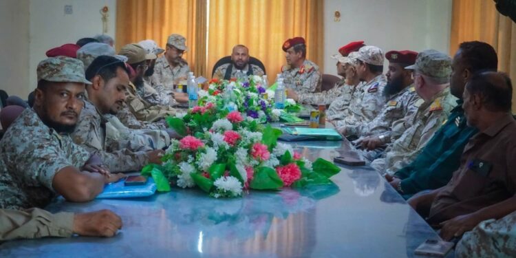 لجنة وزارة الدفاع  تناقش مع قائد محور الضالع إجراءات الإستلام والتسليم