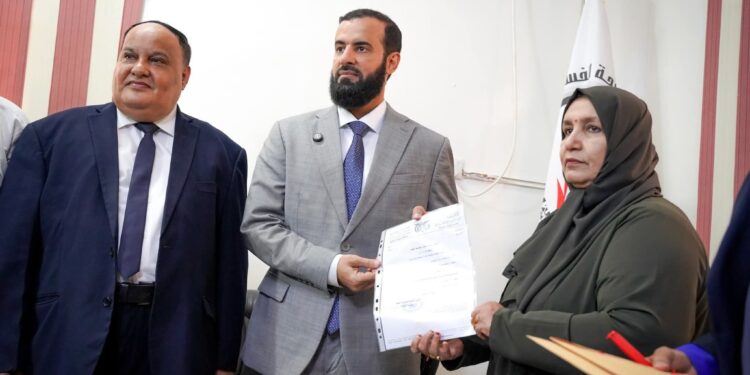 الهيئة الوطنية العليا لمكافحة الفساد تتسلم إقرار الذمة المالية لمحافظ ابين