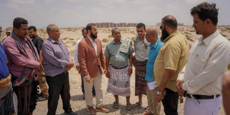 محافظ ابين يتفقد أراضي الجمعيات السكنية لموظفي الدولة وسير تصفية عقمة الجرائب