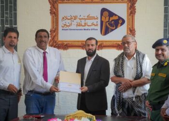 الرباش يطلع على سير العمل بمرافق حكومية ويشيد بدور الإعلام في أبين