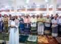 اعضاء مجلس القياده ورئيس الوزراء والزنداني يؤدون صلاةالعيد مع المواطنين