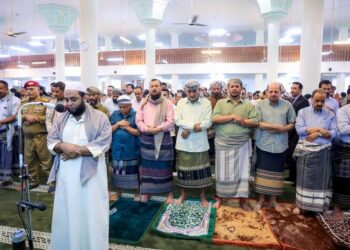 اعضاء مجلس القياده ورئيس الوزراء والزنداني يؤدون صلاةالعيد مع المواطنين