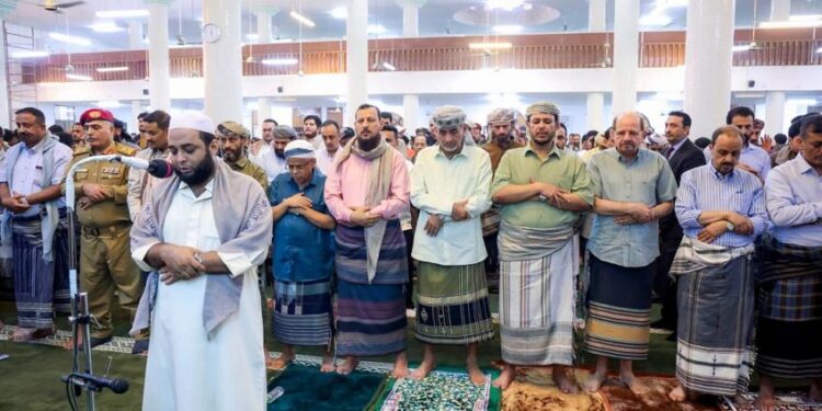 اعضاء مجلس القياده ورئيس الوزراء والزنداني يؤدون صلاةالعيد مع المواطنين