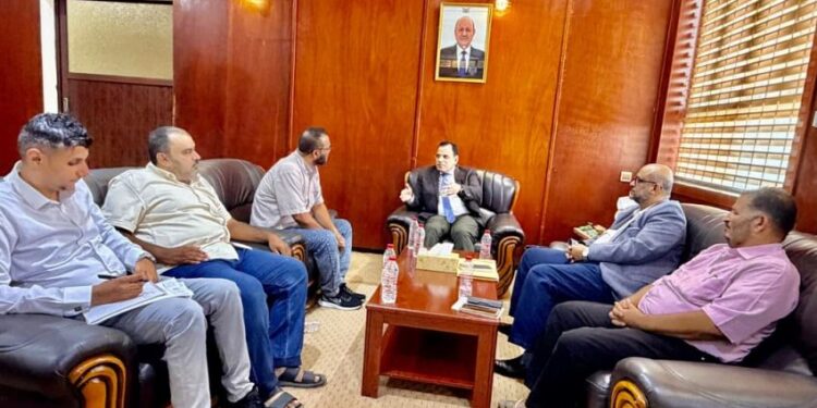 السقطري يطلع على نشاط مصنع المكلا لتعليب الأسماك وخطط تطويره