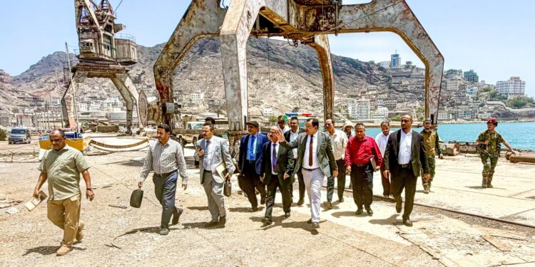 السقطري والعمري يناقشان آلية تعزيز التنسيق والتعاون المشترك بين الهيئات السمكيةوالبحرية