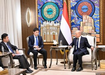 العليمي يبحث مع سفراء الصين واليابان وروسيا تعزيز العلاقات مع بلادهم