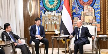 العليمي يبحث مع سفراء الصين واليابان وروسيا تعزيز العلاقات مع بلادهم