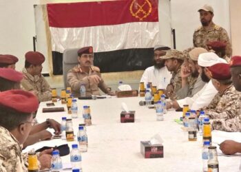 وزير الدفاع يعقد اجتماعاً موسعاً بقيادة المنطقة الأولى
