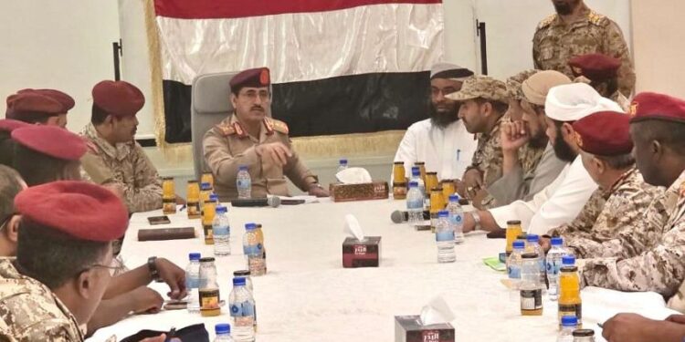 وزير الدفاع يعقد اجتماعاً موسعاً بقيادة المنطقة الأولى