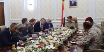 وزير الدفاع يناقش مع المستشار العسكري للمبعوث الأممي تطورات الاوضاع في اليمن