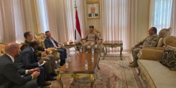 وزير الدفاع يبحث مع  السفير الامريكي جهود توحيد التشكيلات العسكرية
