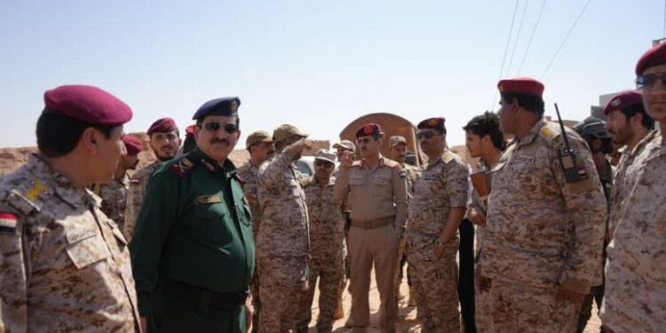 وزيرا الدفاع والداخلية يتفقدان عدداً من المواقع العسكرية في ميناء الوديعة