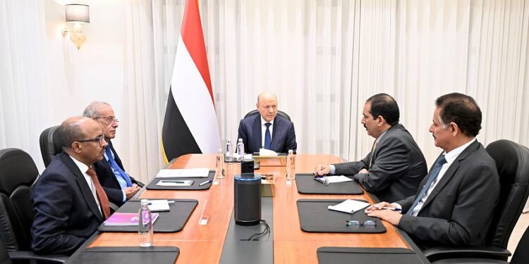 اجتماع  برئاسه العليمي يناقش مستوى التقدم في تنفيذ أولويات الإصلاحات الاقتصادية