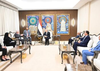 العليمي يؤكد التزام الدولة بتوفير كافة سبل الحماية والتسهيلات لمجتمع العمل الانساني