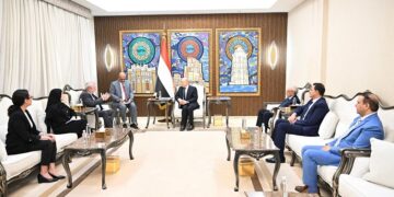 العليمي يؤكد التزام الدولة بتوفير كافة سبل الحماية والتسهيلات لمجتمع العمل الانساني