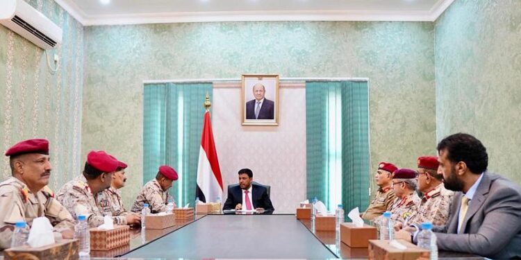 عبدالله العليمي يؤكد أهمية الجاهزية وانضباط ووحده صف  للقوات المسلحه