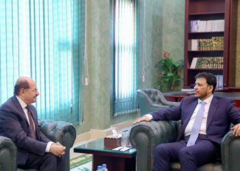 عبدالله العليمي يشيد بجهود الحكومة في مسار الإصلاحات الاقتصادية والإدارية