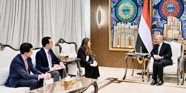 العليمي: التعاطي مع الحوثيين كسلطة أمر واقع يعني شرعنة الحق الإلهي والعنصرية والسلاح خارج الدولة