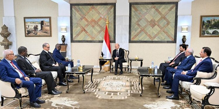 العليمي يتلقي رساله  من الرئيس الموريتاني تتعلق بالعلاقات الثنائيه