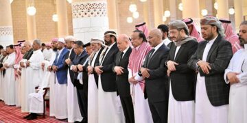 العليمي واعضاء مجلس القياده  يصلون علي جثمان الرئيس السابق عبدربه منصور هادي