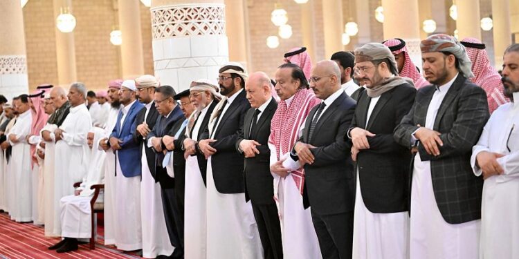 إقامة صلاة الغائب في عدد من المحافظات العليمي واعضاء مجلس القياده يصلون علي جثمان الرئيس السابق عبدربه منصور هادي